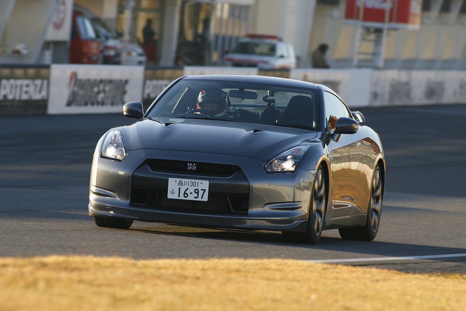 サーキット走行をする日産・GT-R（R35）