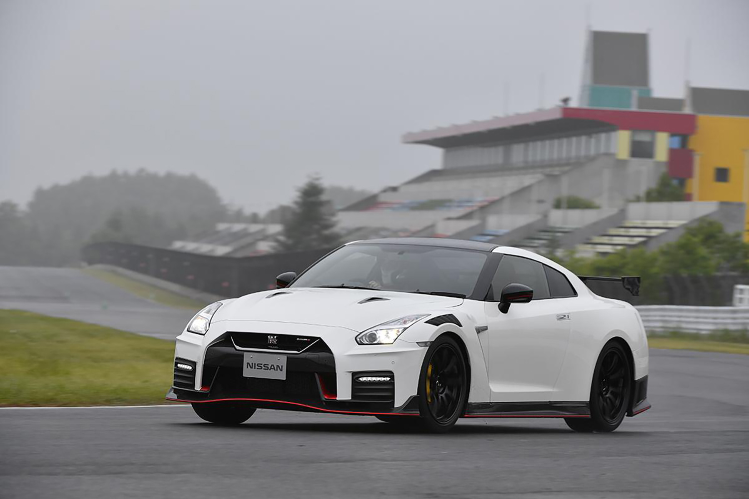 日産GT-Rの走行シーン 〜 画像2