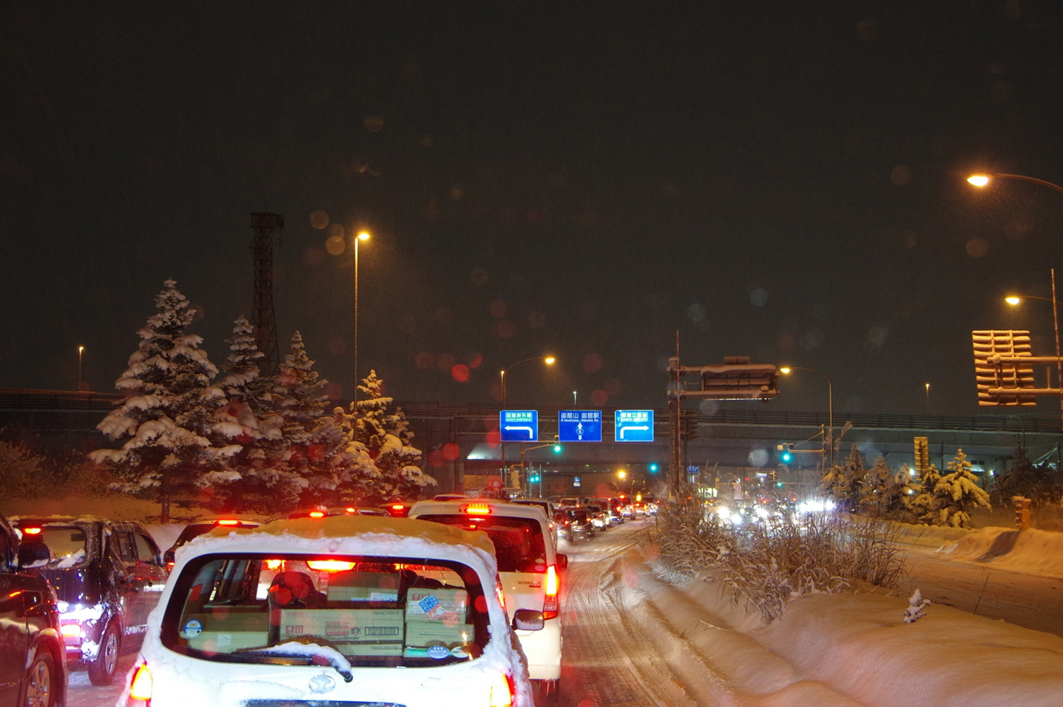 大雪で大渋滞・立ち往生という最悪の流れになった際に気をつけたいこと＆備えておきたいモノ