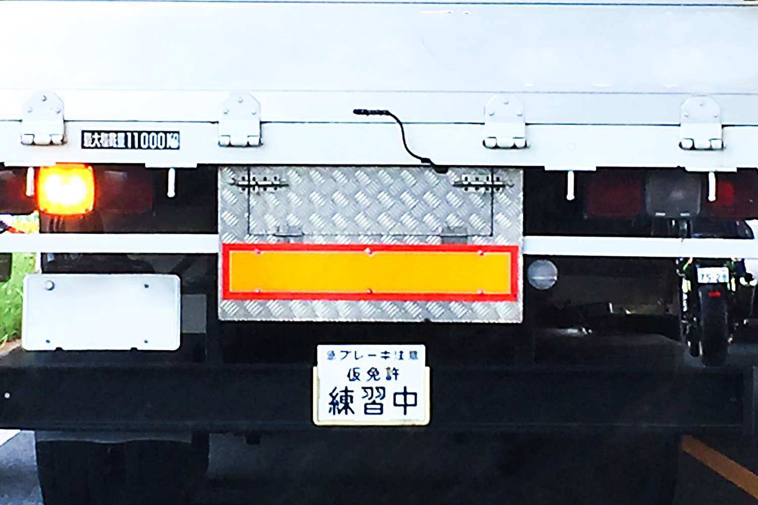 仮免許練習中の標識を掲げた大型トラック
