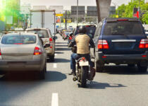 バイクのすり抜けは「アリ」か「ナシ」か！　両方に乗るジャーナリストの見解とは？