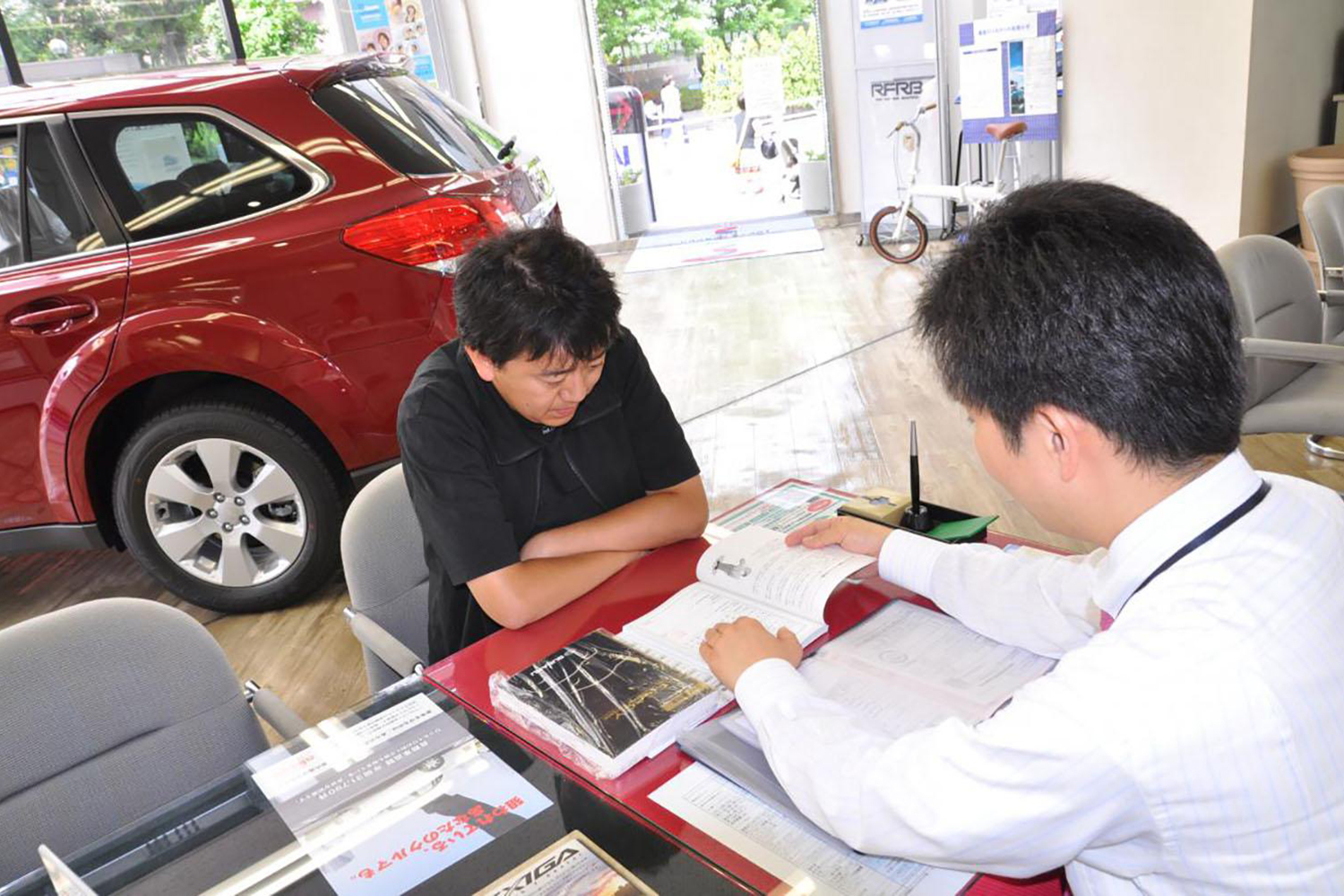 新車ディーラーのセールススタッフのイメージ