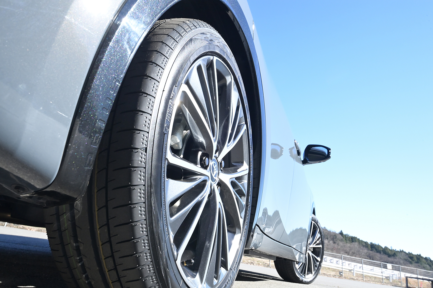 最近トレッド幅の拡大を抑えた大径タイヤを採用するクルマが増えている理由