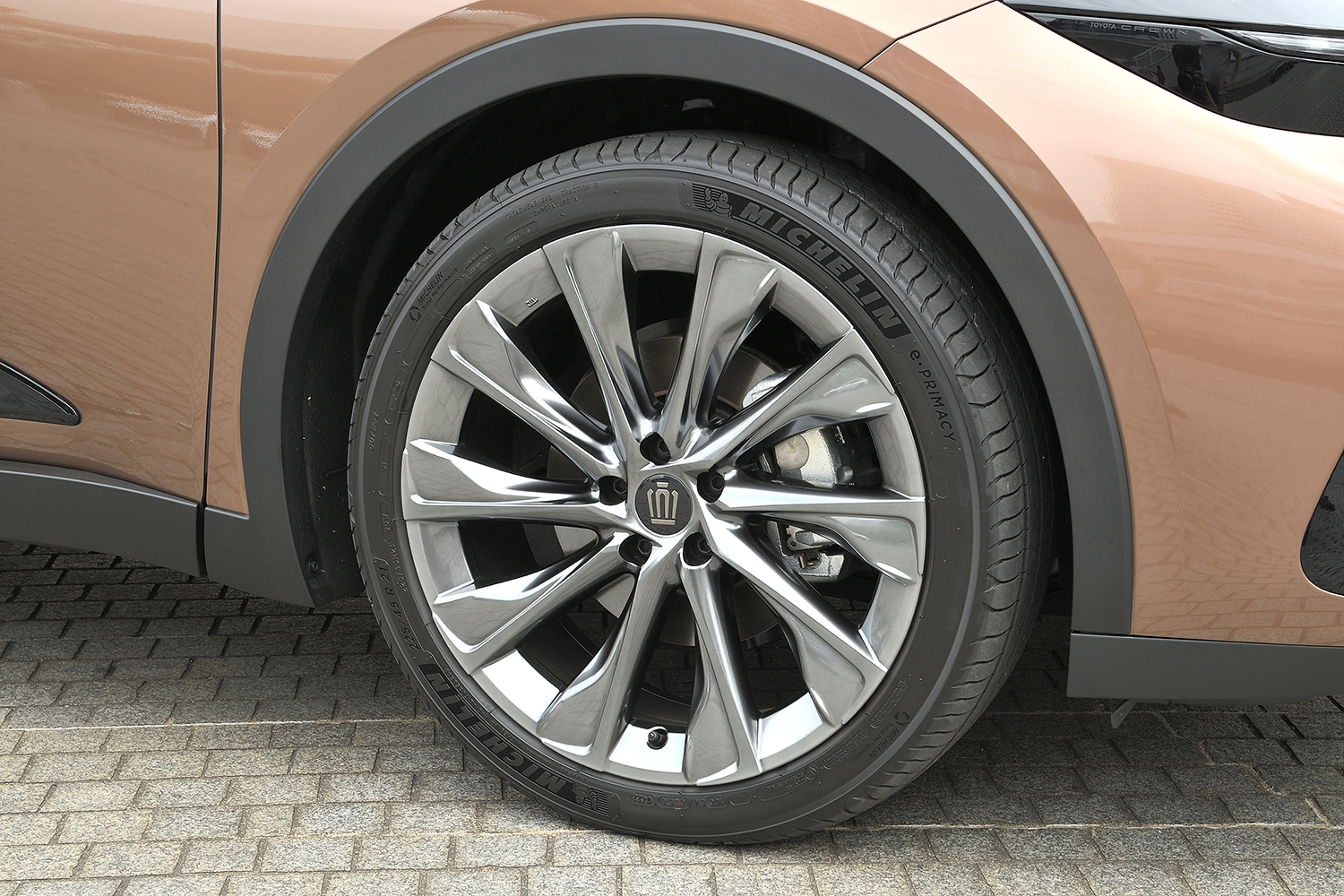 最近トレッド幅の拡大を抑えた大径タイヤを採用するクルマが増えている理由