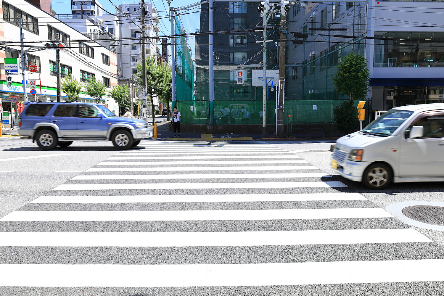 横断歩道を通行するクルマ 〜 画像1