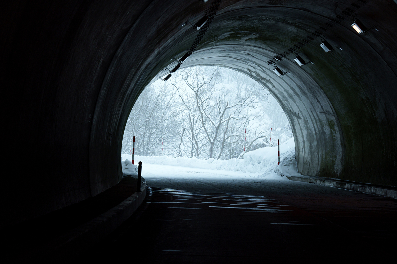 雪の日のトンネル