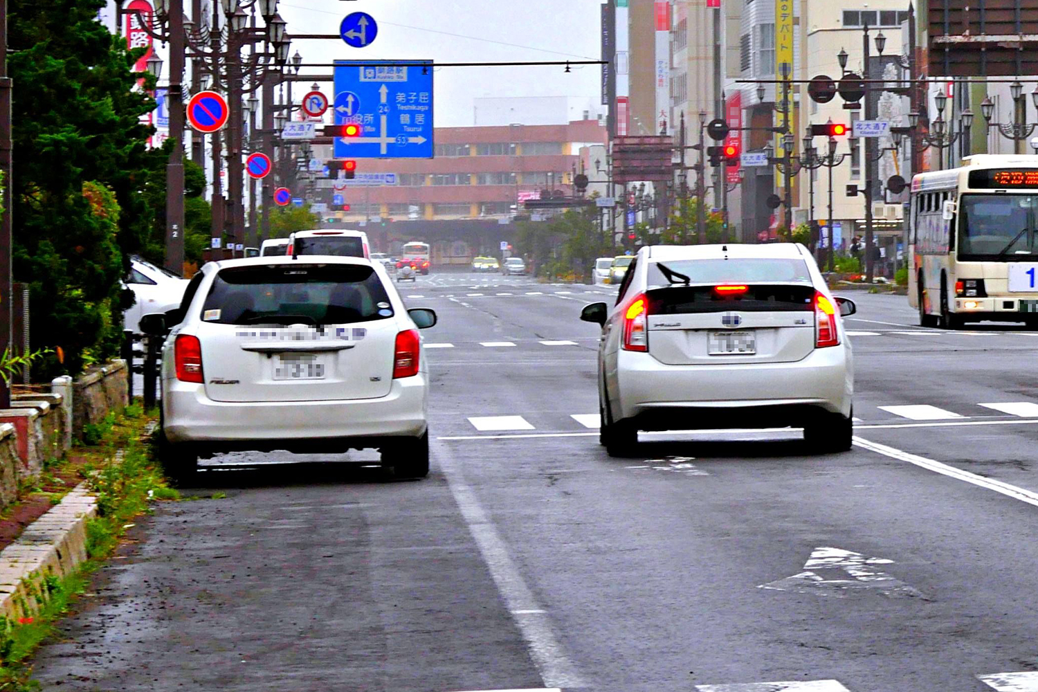 横断歩道手前に路上駐車しているクルマの横を通行するクルマ 〜 画像2