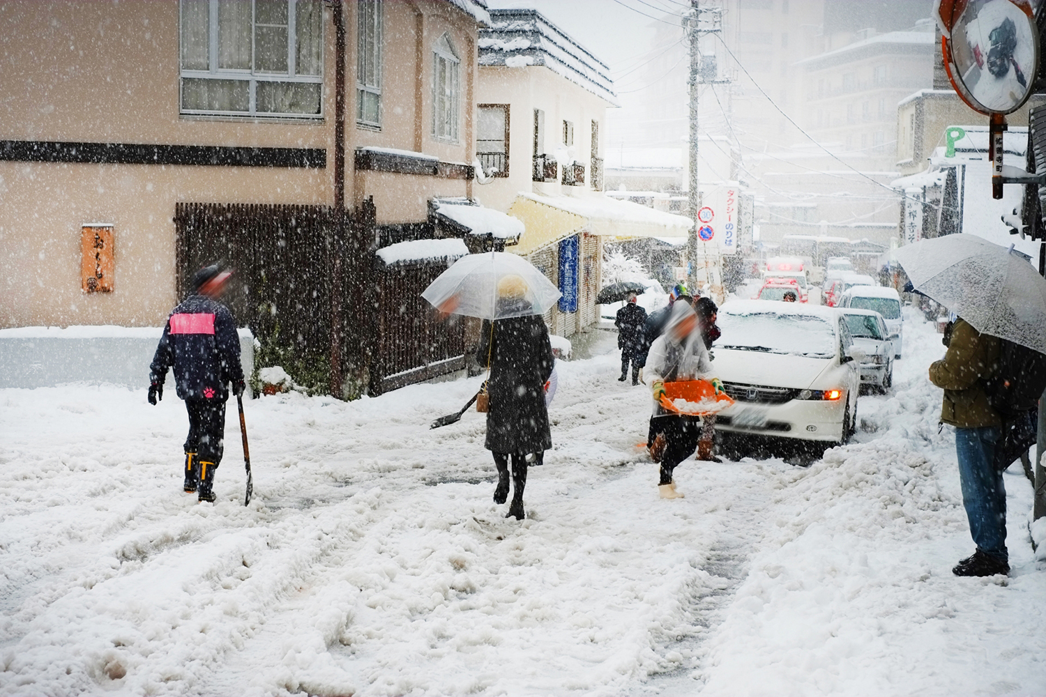 雪によるクルマの立ち往生02 〜 画像1