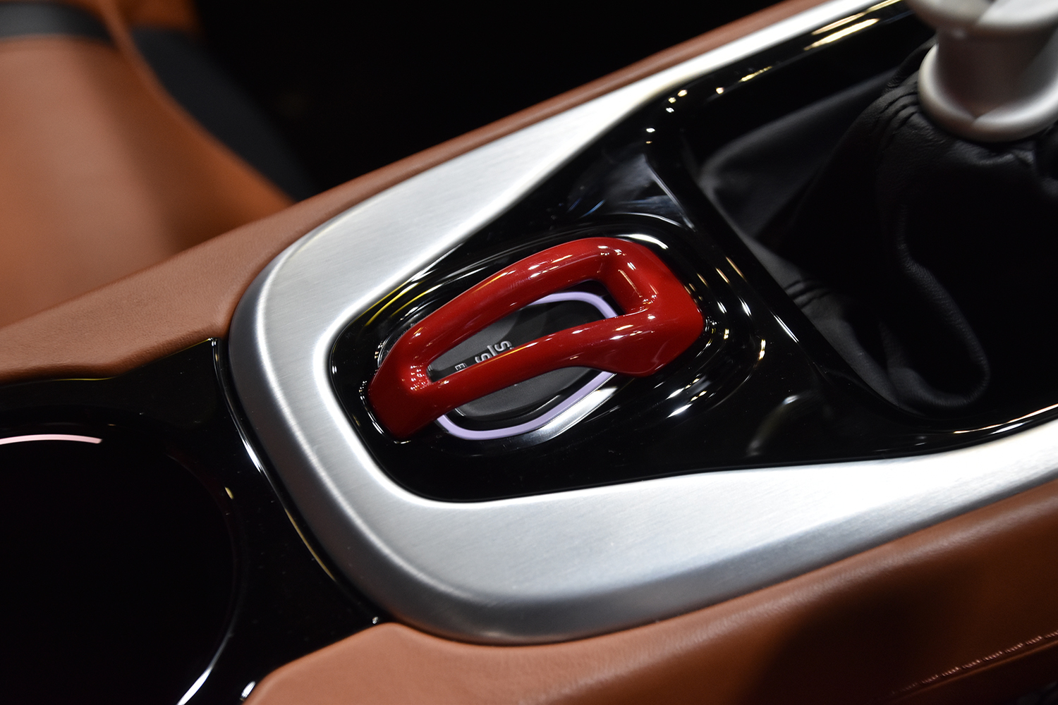 株式会社エルシーアイがロータス・エミーラ V6 ファーストエディションを出展【東京オートサロン2023】