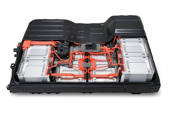 自動車メーカーがEV時代に期待を寄せる「全固体電池」！　そもそも何が固体でどんな電池なの？