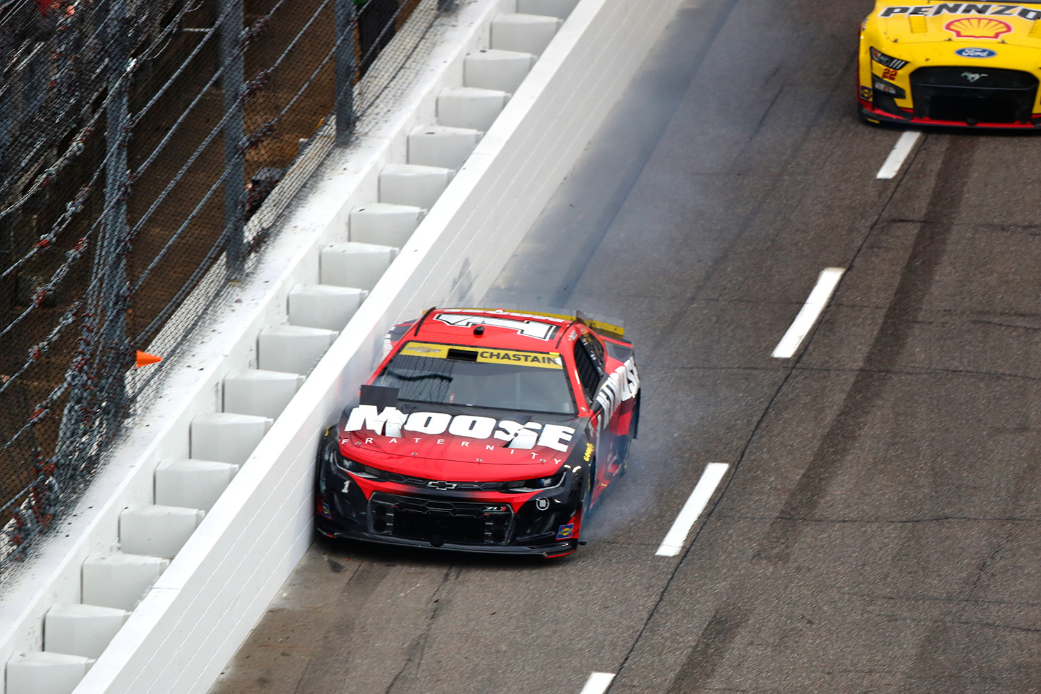 2022シーズンのNASCAR第35戦「マーティンズビル・スピードウェイ」でのロス・チャステイン選手の壁走り写真 〜 画像3