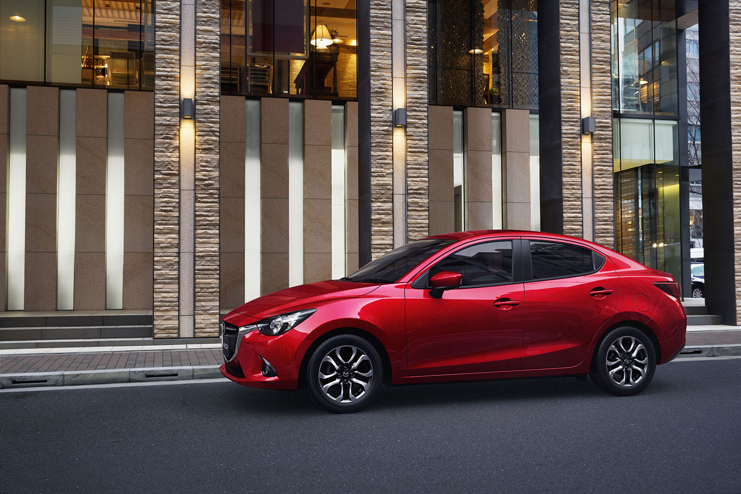 マツダMAZDA2セダン全体 〜 画像1