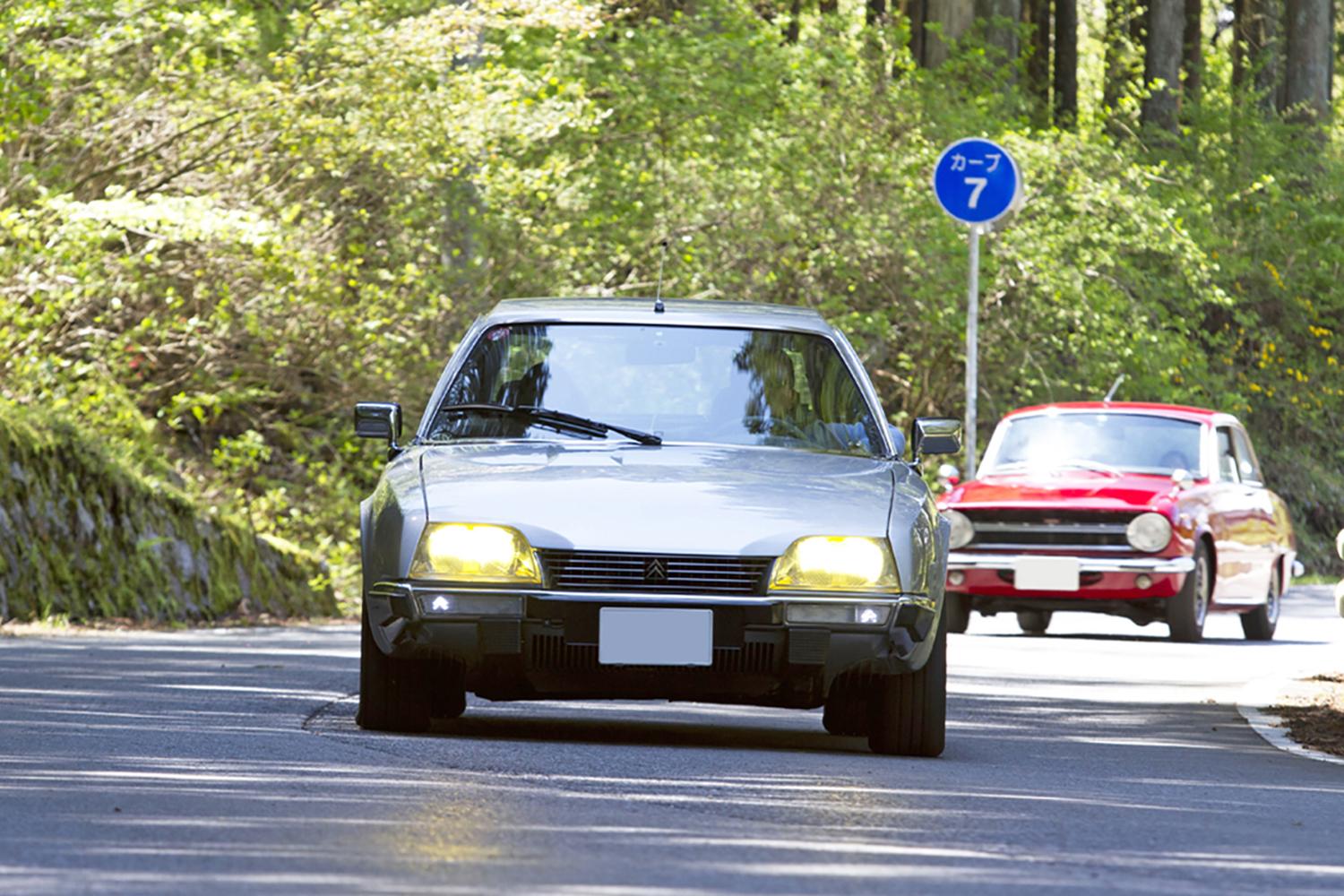 古いフランス車が黄色いヘッドランプを点灯している写真 〜 画像4