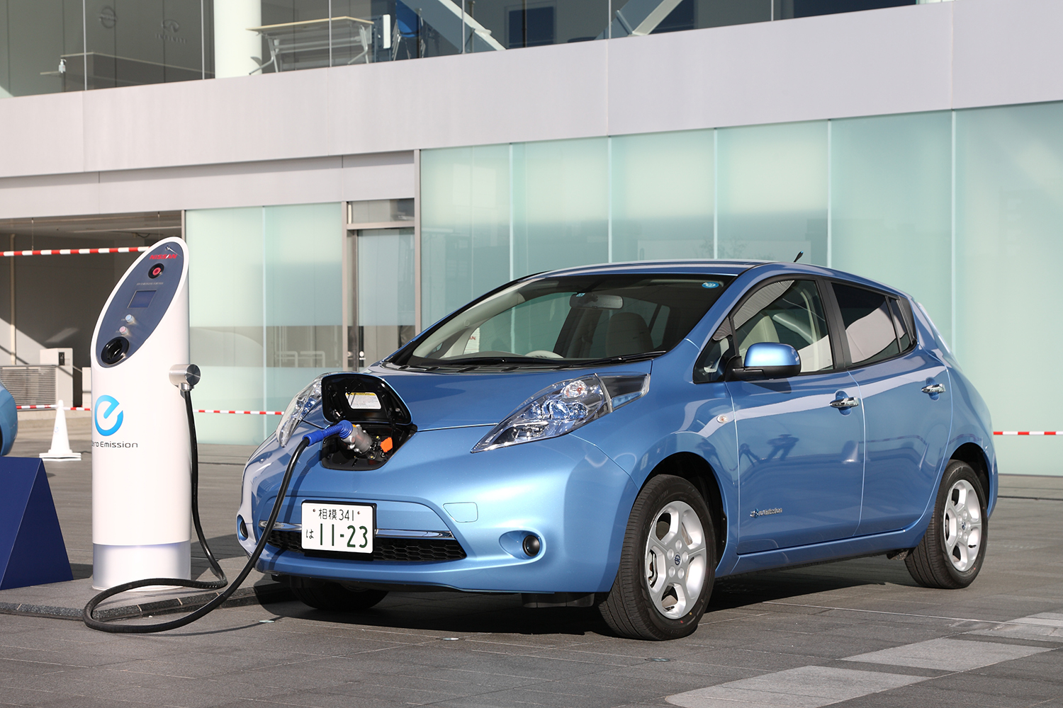 充電中の電気自動車の風景 〜 画像5