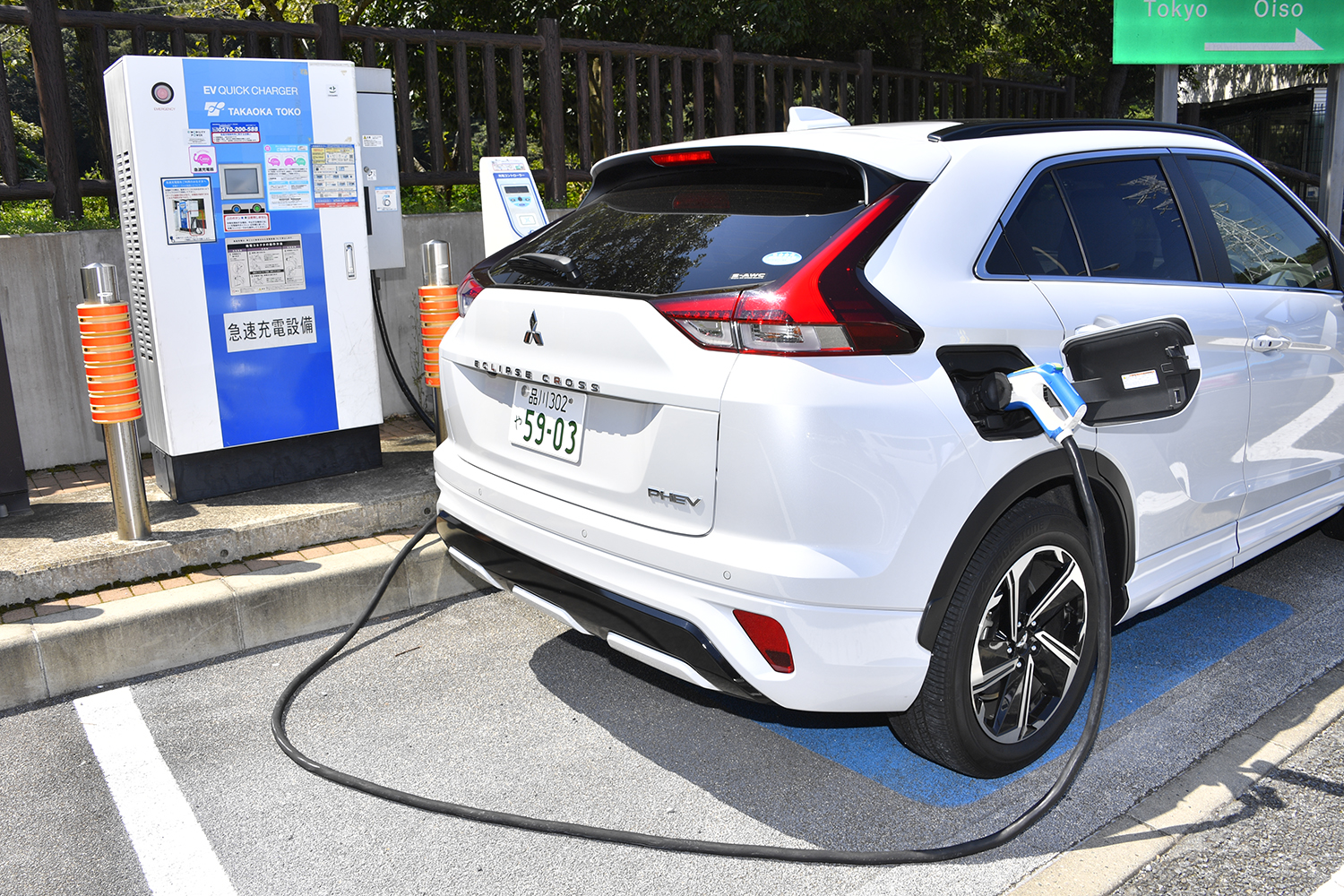 プラグインハイブリッド車両の充電している写真