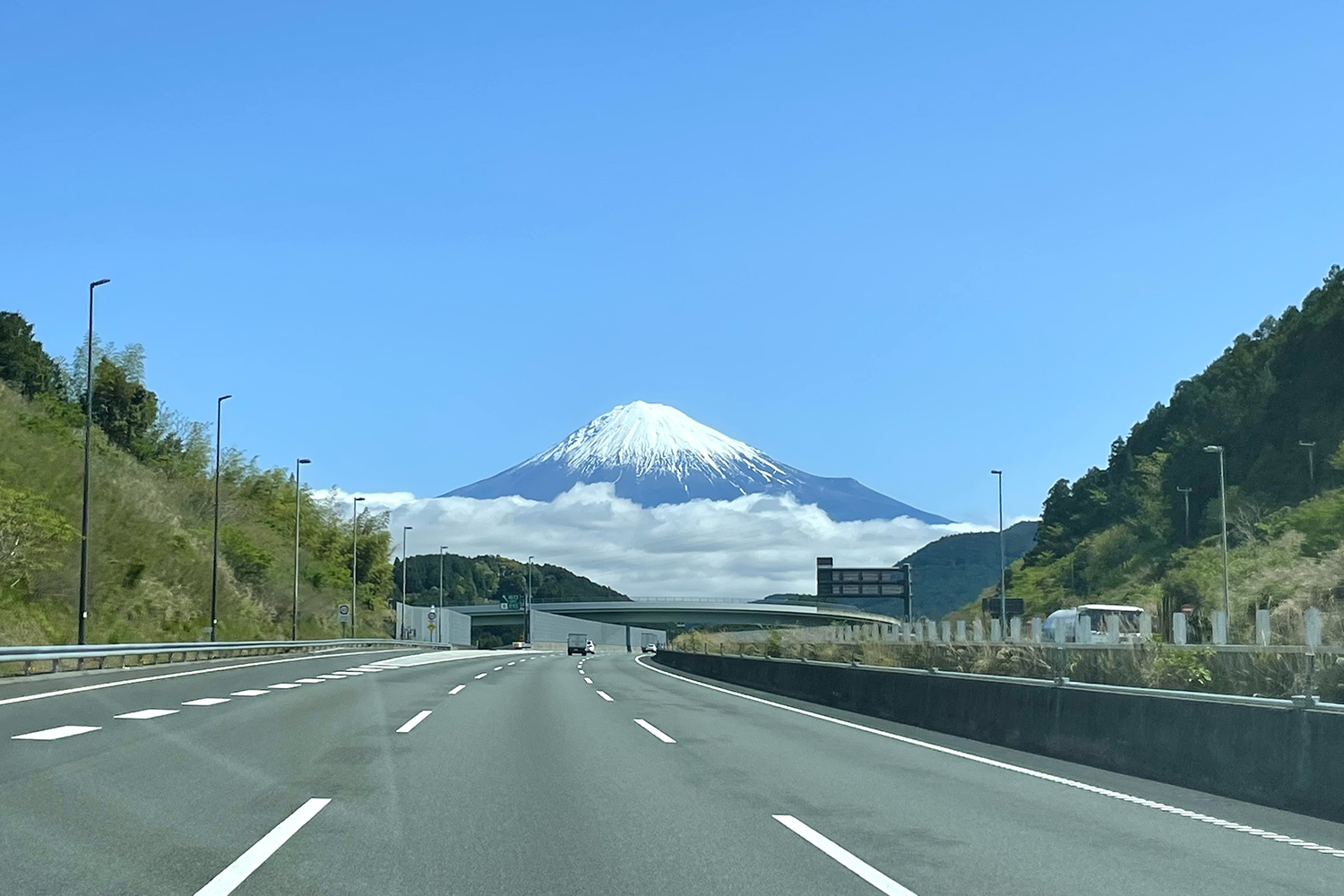 新東名高速道路の風景