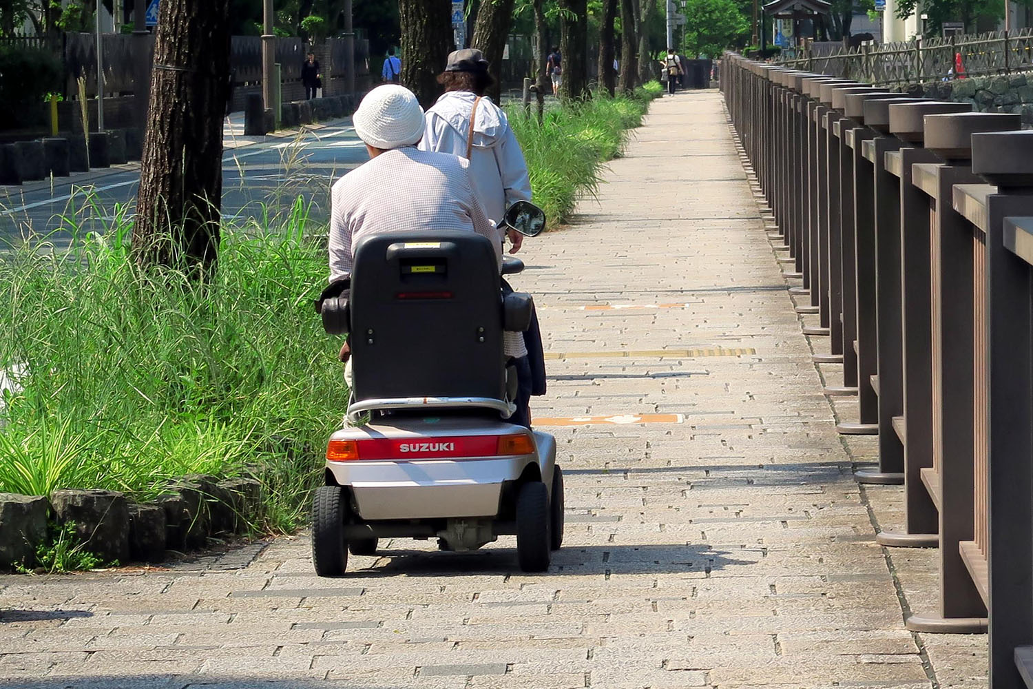 歩道を走行するシニアカー 〜 画像4