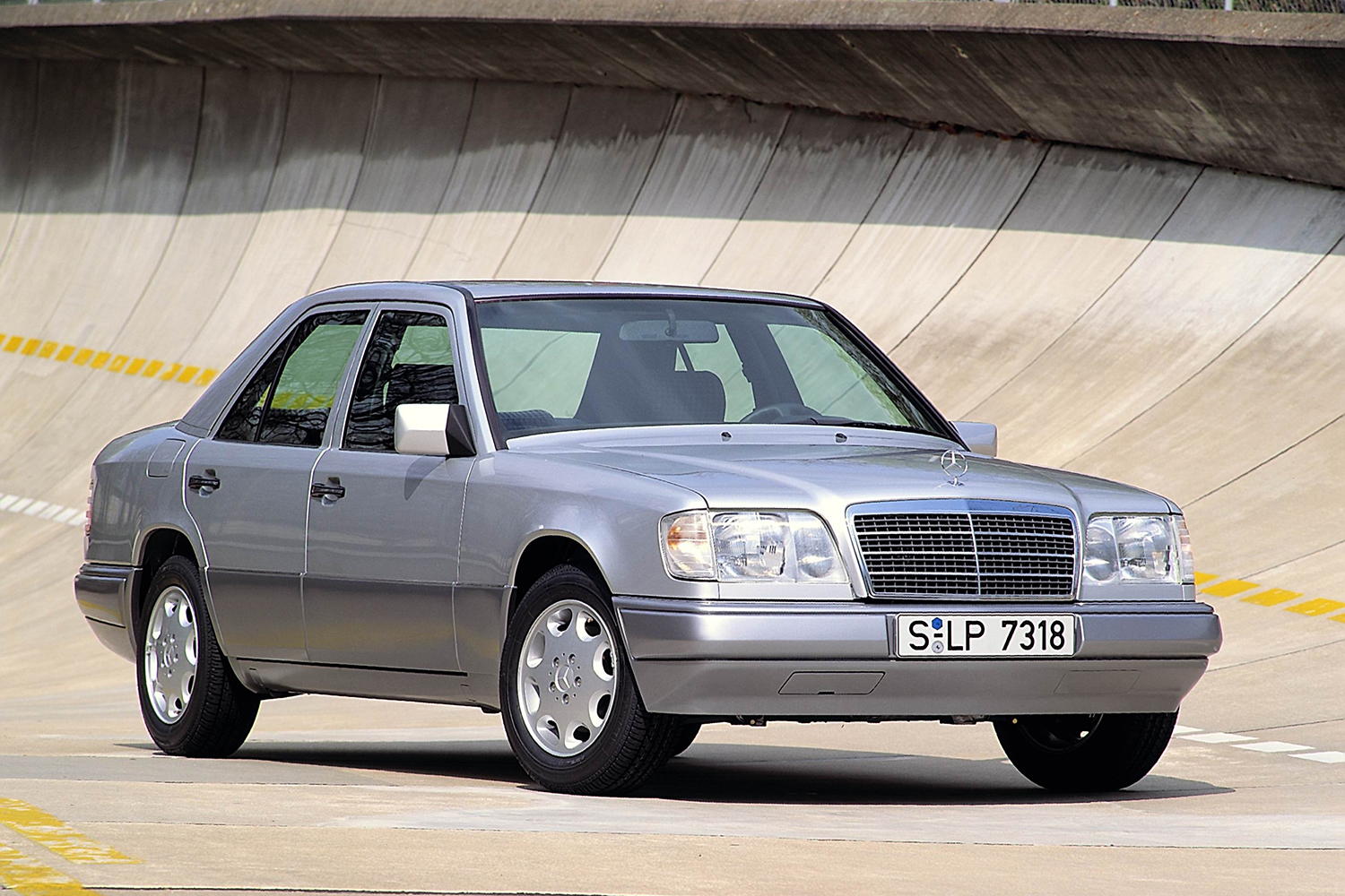 W124型メルセデス・ベンツEクラスのフロントスタイリング 〜 画像5