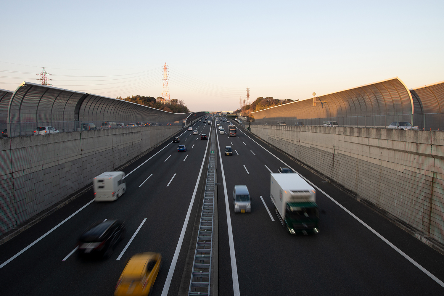 高速道路の両側に設置されている遮音壁 〜 画像2