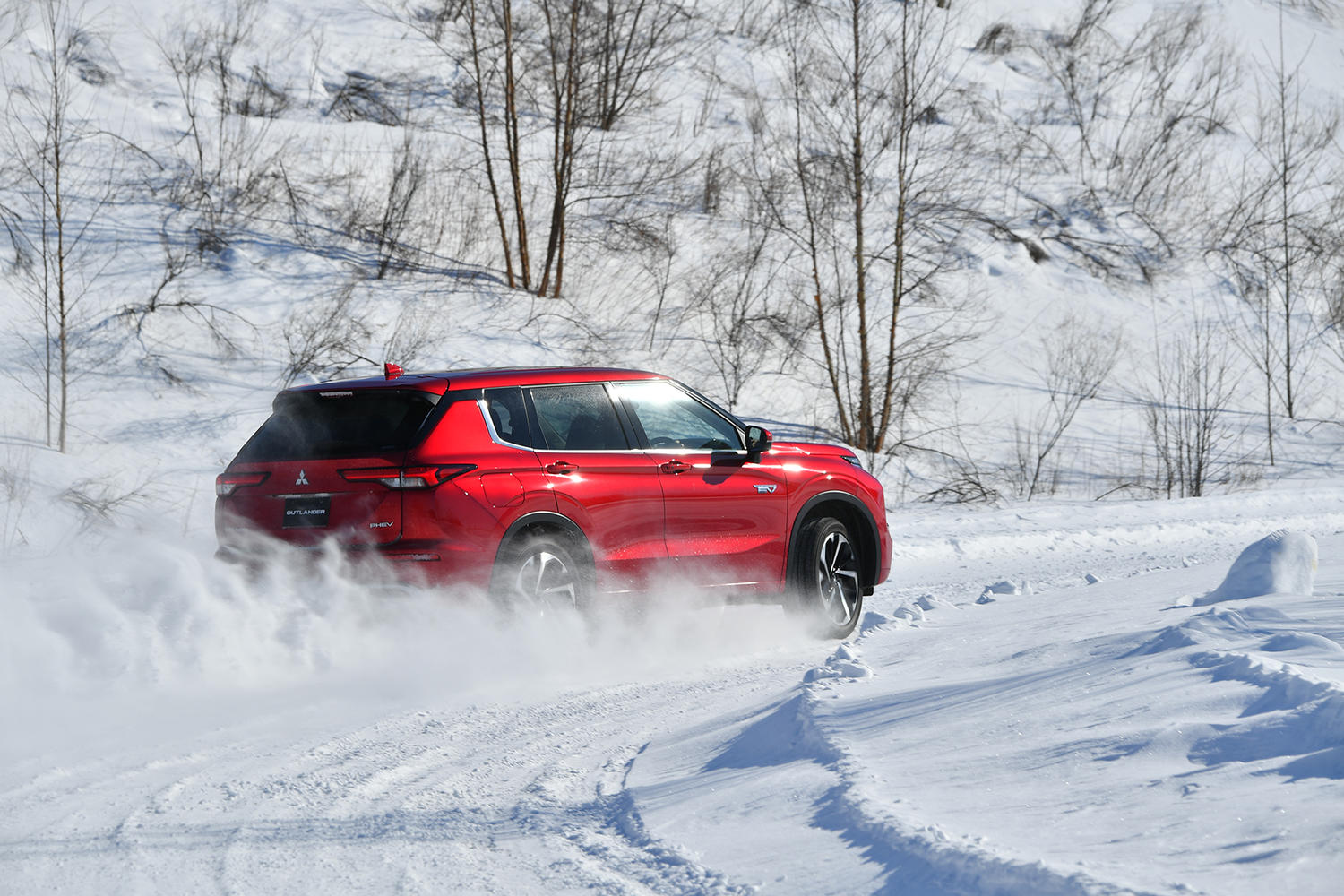 雪上のコーナーを走行するアウトランダーPHEV 〜 画像69