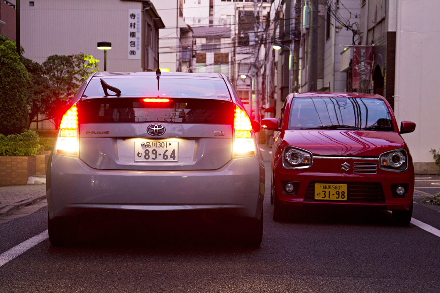 対向車とのすれ違いのイメージ