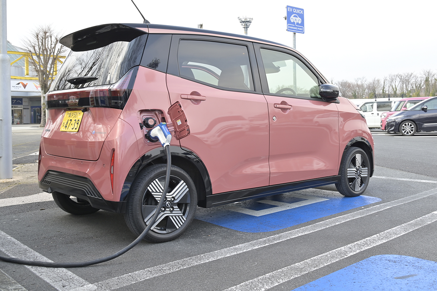 急速充電している日産サクラ 〜 画像4