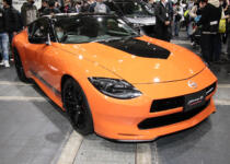 大阪ではGT-RよりもＺ熱がすごかった！　往年のファンも熱視線を送る「フェアレディZカスタマイズドエディション」のデザイナーを直撃取材