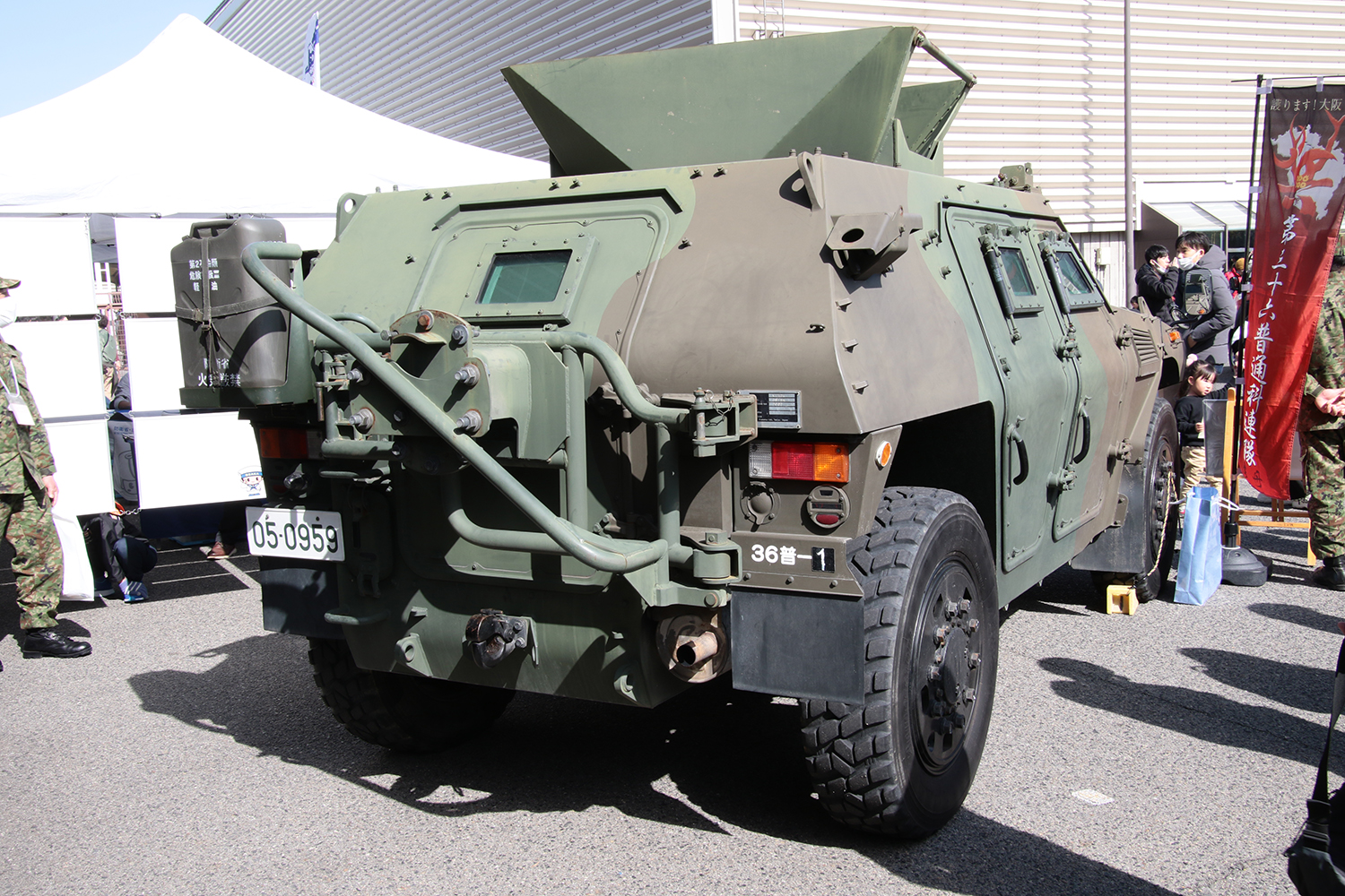 自衛隊車両の「NBC偵察車」と「軽装甲機動車」を紹介