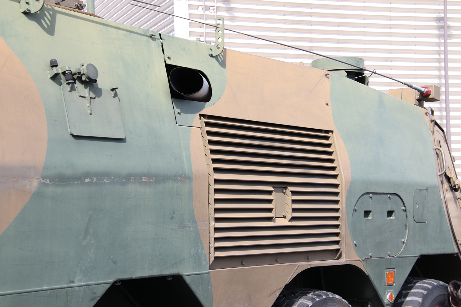 自衛隊車両の「NBC偵察車」と「軽装甲機動車」を紹介