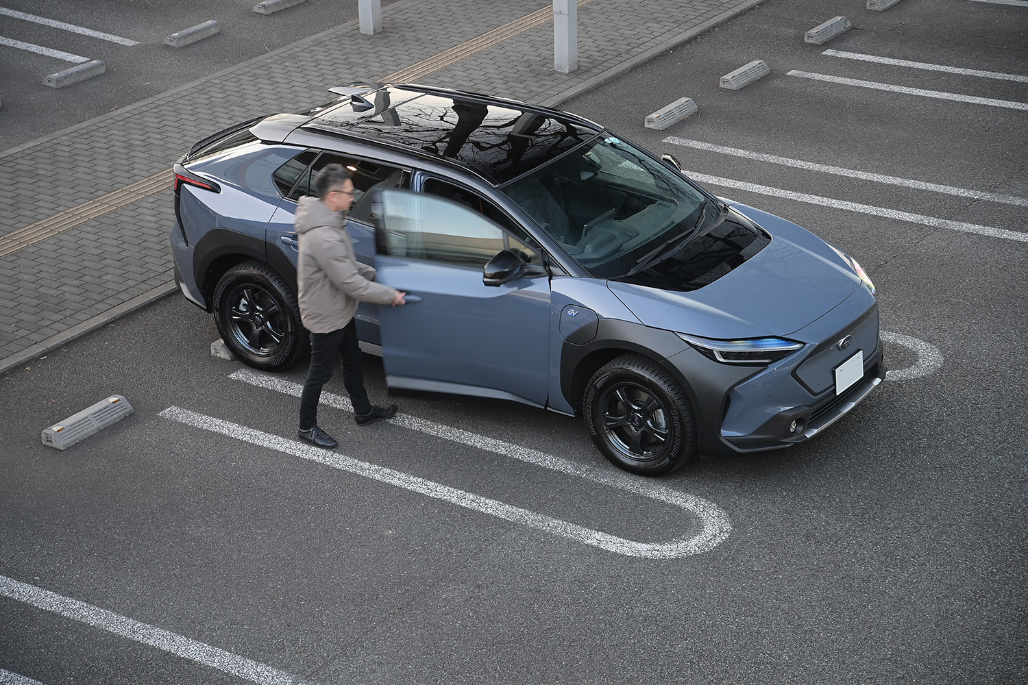 駐車場に停めたソルテラ