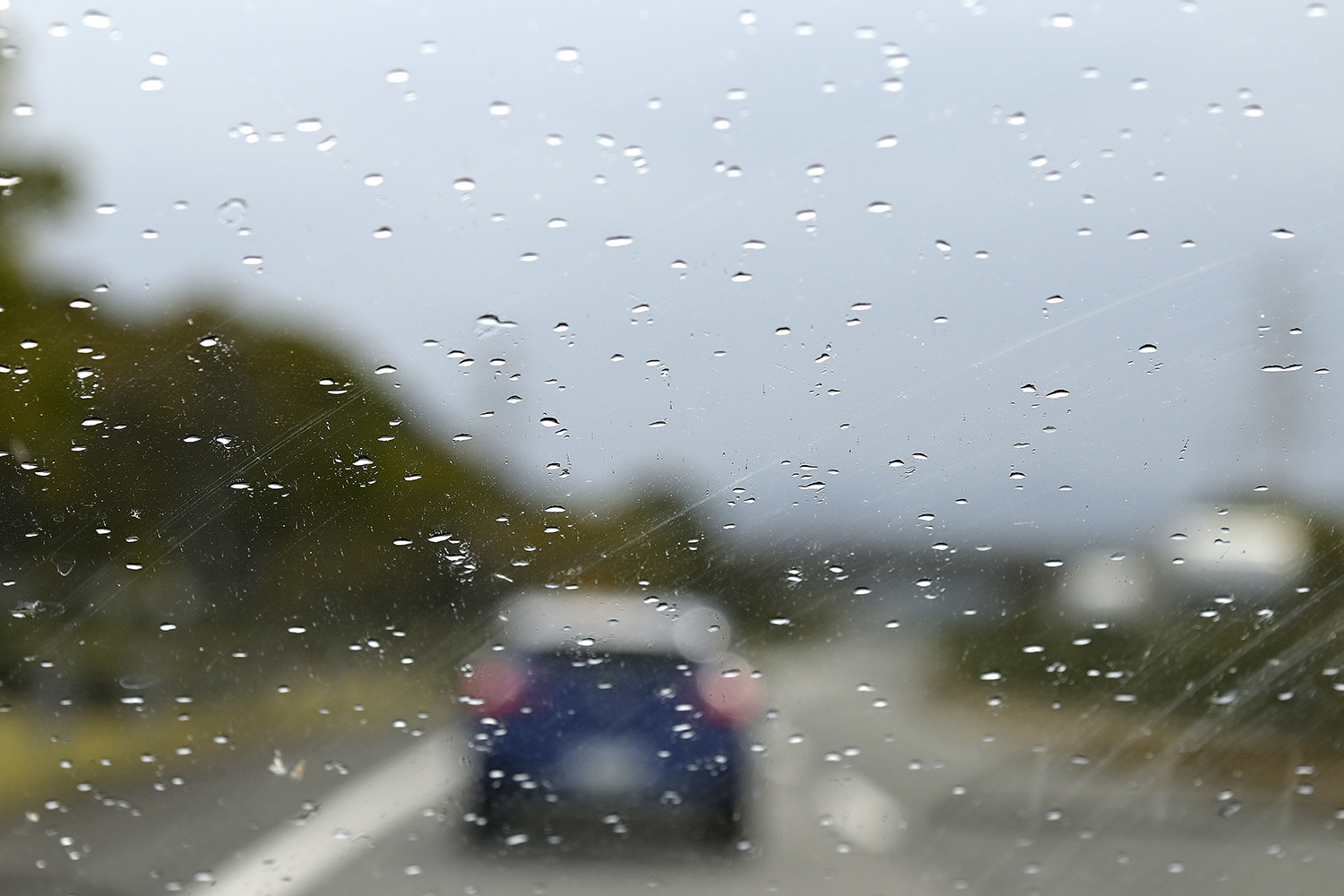 フロントガラスに付着した雨粒