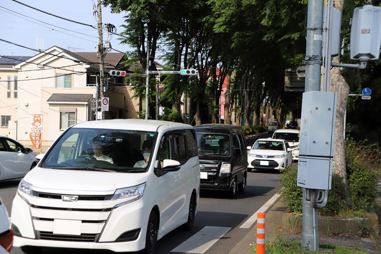 交差点内で止まるクルマのイメージ