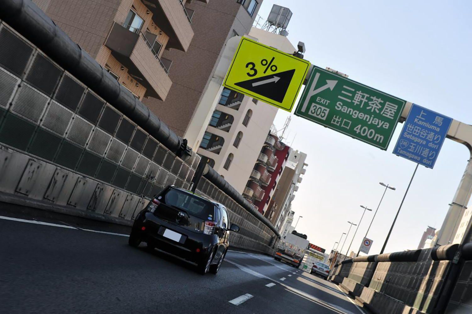 高速道路の坂のイメージ