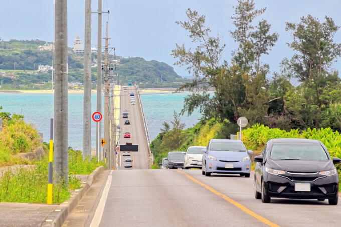 「可変中央線」「滑りやすい道路」「バイクは左車線」！　GWに沖縄に行くなら覚えておきたい「特殊な」道路事情