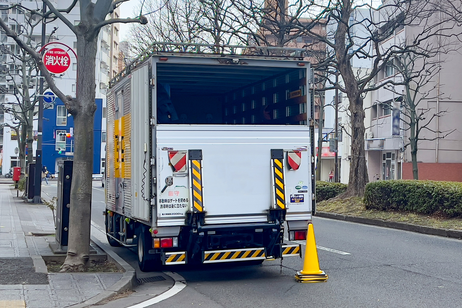 路上に止まっている引っ越し業者のトラックは道路交通法に抵触していないのか