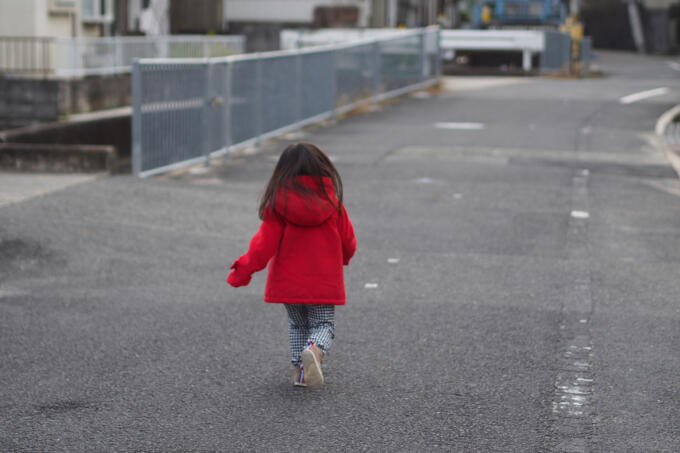 横断歩道じゃなくても妨害したら違反！　「横断歩行者妨害」とは違う「幼児等通行妨害違反」とは？