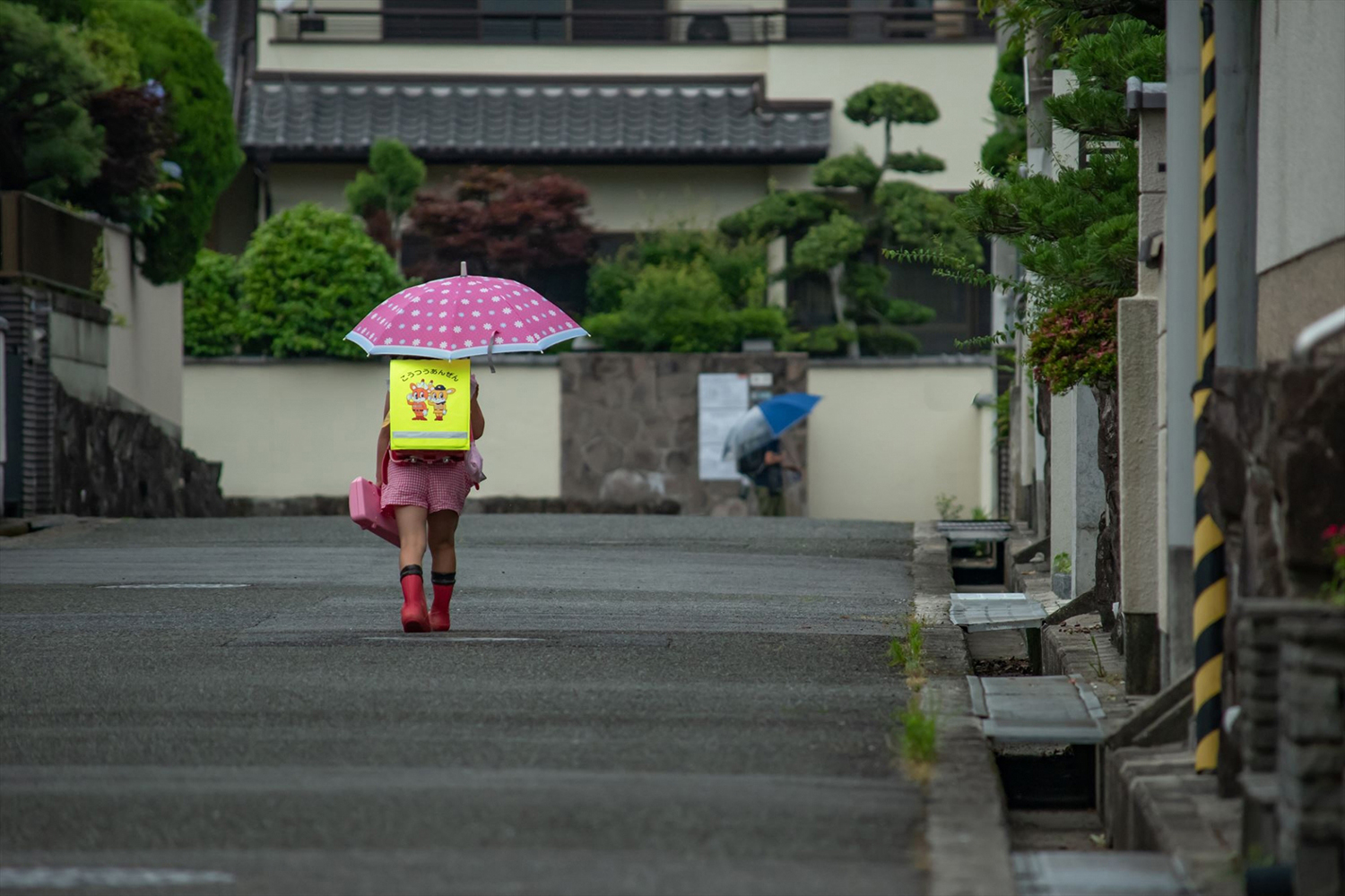 道を歩く児童のイメージ 〜 画像2