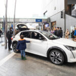 【画像】街行く人は興味津々！　東京都内のショッピングセンターに20台以上のEV&BEVが集結した生活密着イベントの中身 〜 画像36