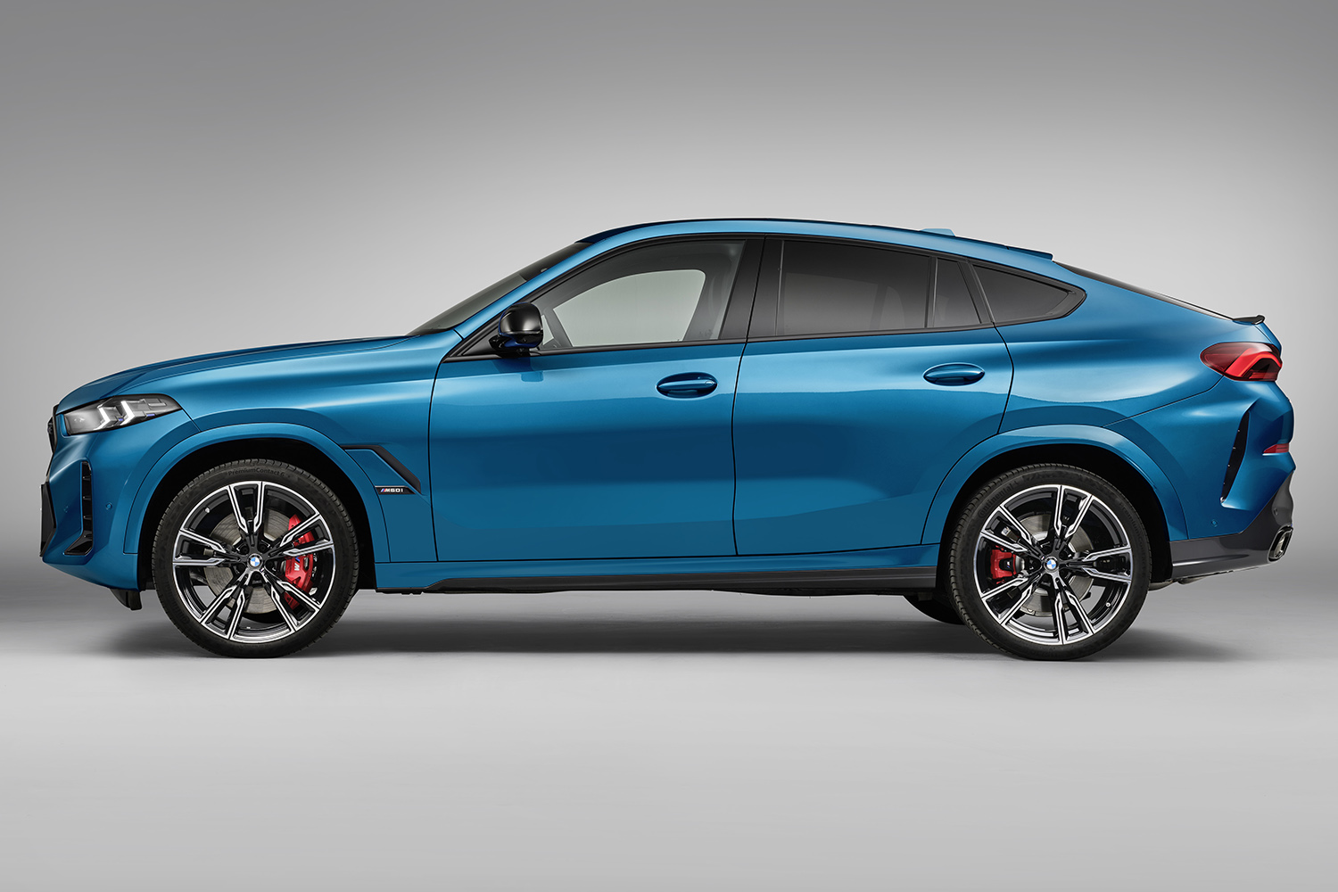 BMW X6 M60i xDriveのサイドビュー