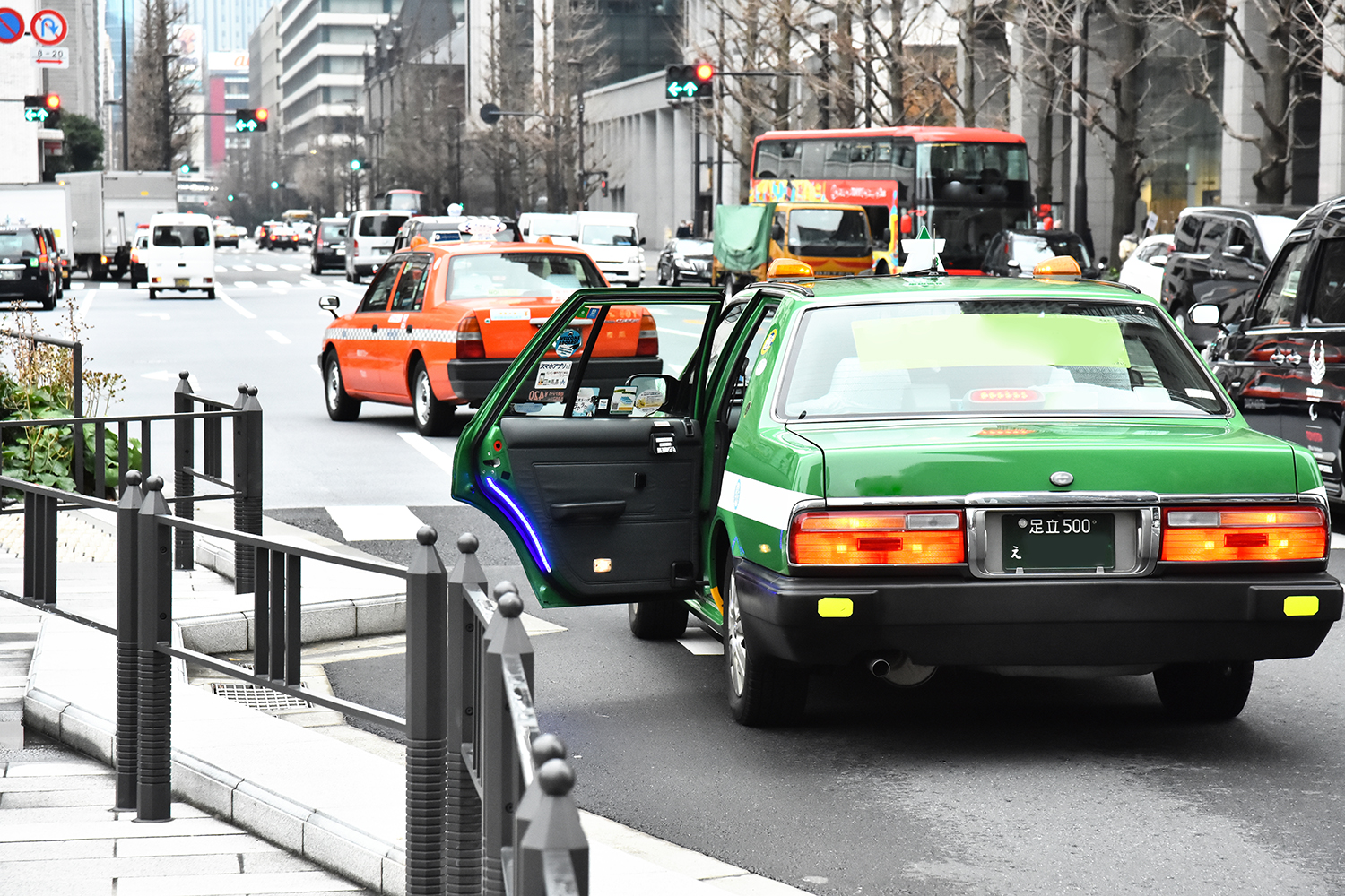 道路の左側でタクシーが停車している写真