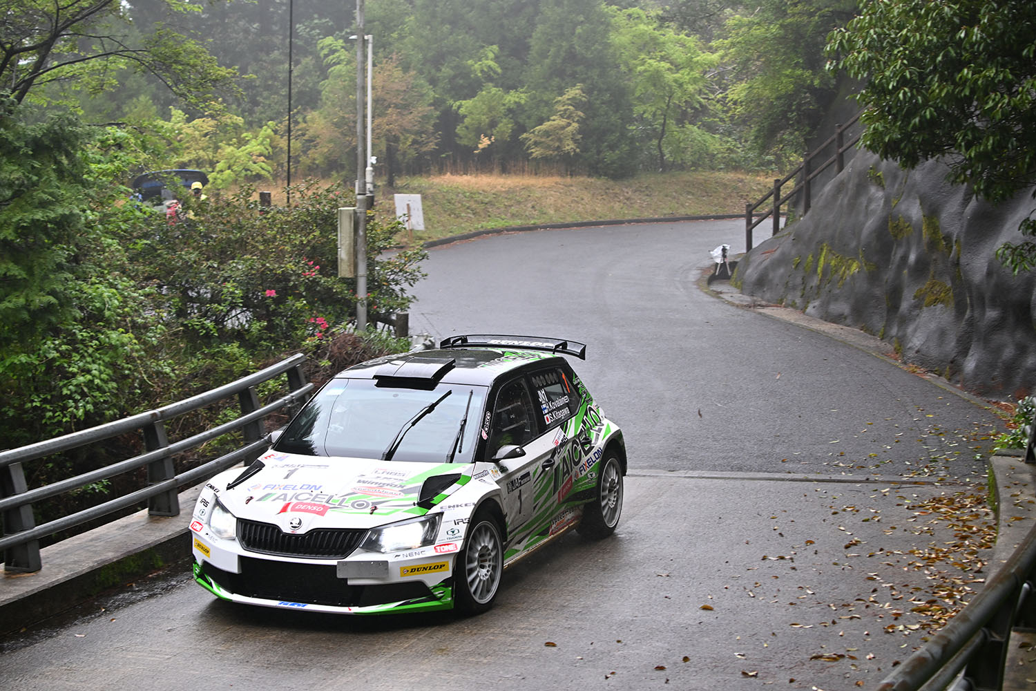 全日本ラリー選手権に参戦する「シュコダ・ファビアRally2」の走行写真