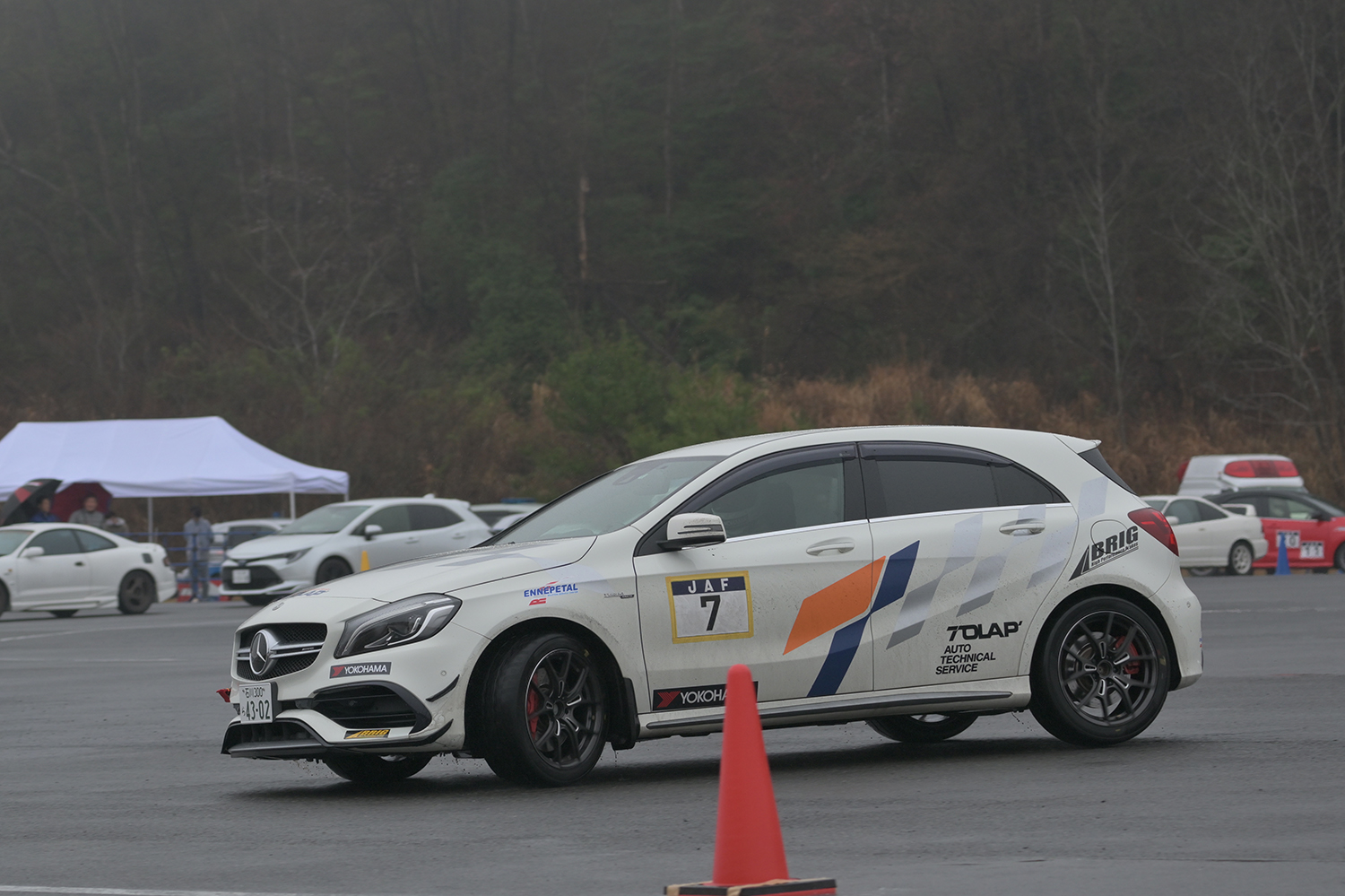 全日本ジムカーナ選手権に参戦しているメルセデスAMG・A45の走行写真