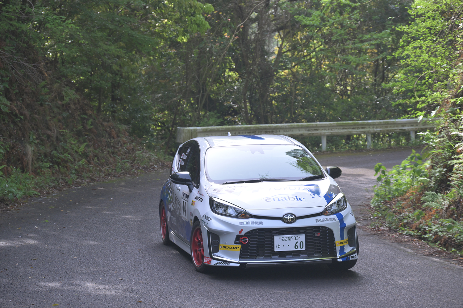 天野智之選手のトヨタ・アクアの走行写真 〜 画像8