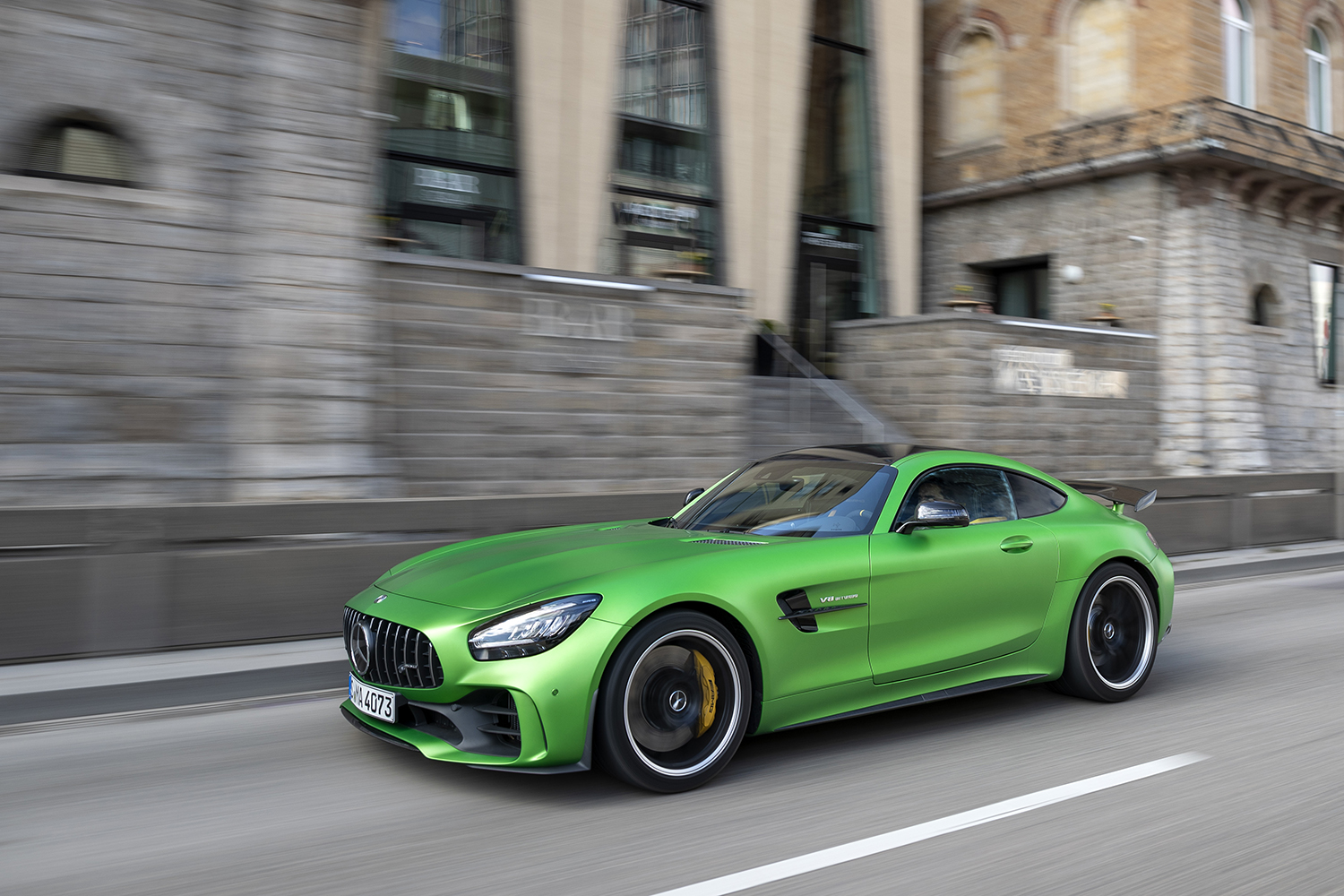 海外の街を走るメルセデスAMG GT R 〜 画像14