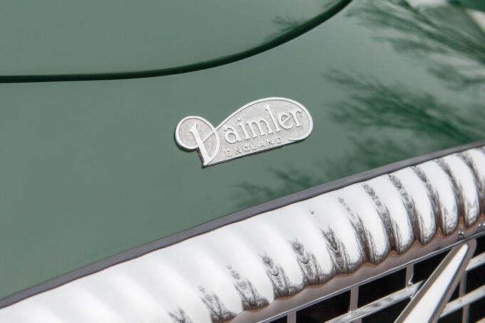 ジャガーそっくりな「ディムラー」って？　「消滅」かと思ったら「休眠」だったイギリスの超高級車ブランドの正体