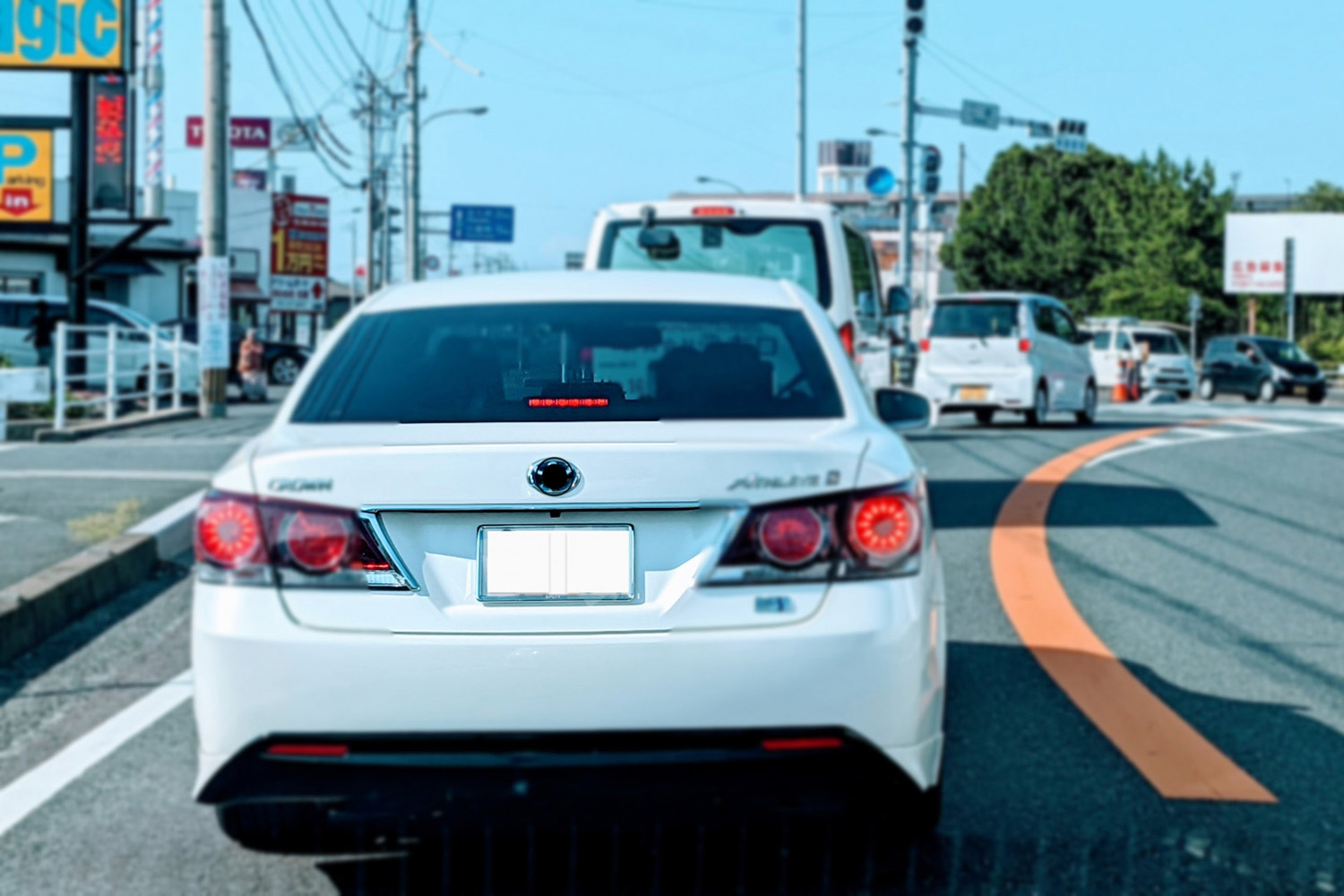 駐車場の出入り口を信号待ちで塞いでしまう行為は違反に当たるのか