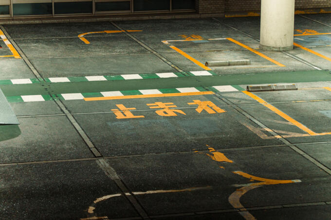 商業施設の駐車場で見かける「制限速度」や「止まれ」や「一方通行」の標識！　道交法は適用される？　従わないとどうなる？