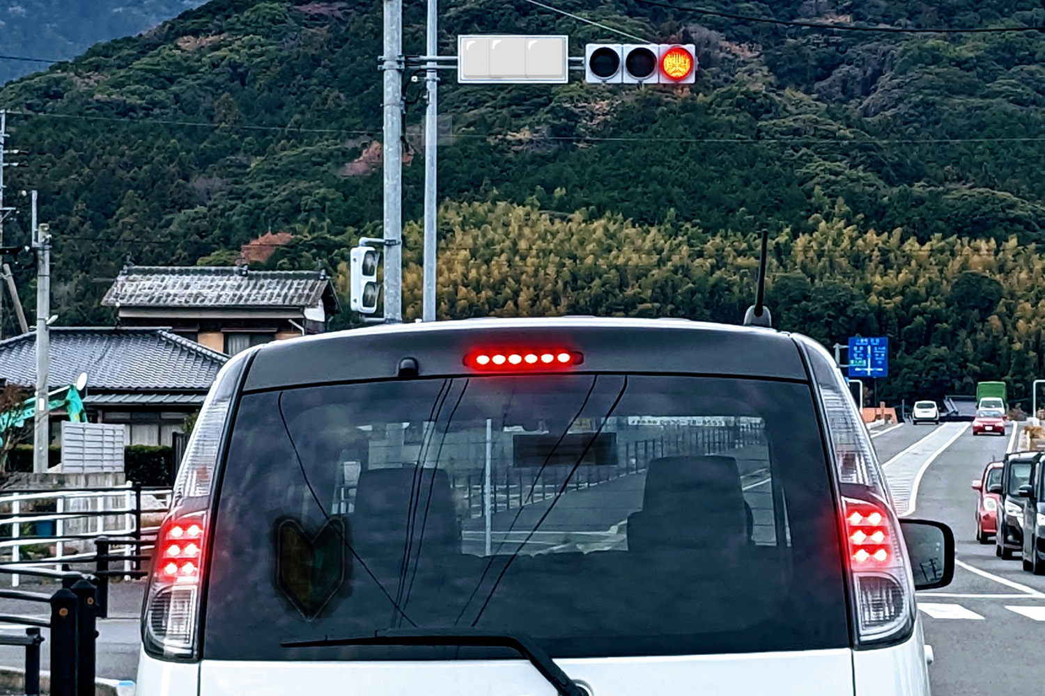 駐車場の出入り口を信号待ちで塞いでしまう行為は違反に当たるのか 〜 画像1