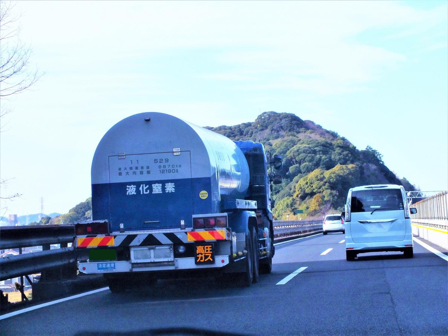 高圧ガスの表示を付けたトラック