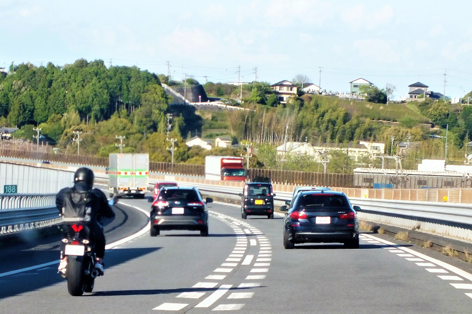 高速道路の走行シーン